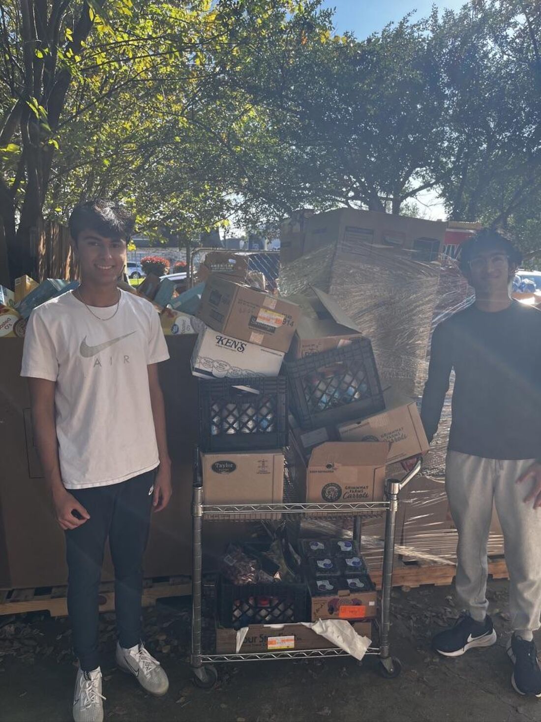 Plates to Purpose volunteers loading a cart with rescued food